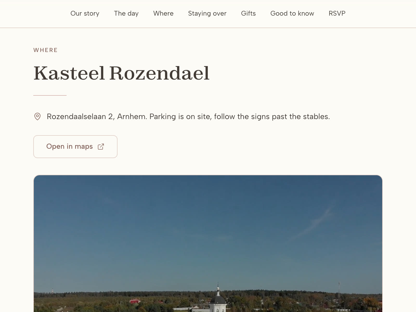 The same site showing the venue, Kasteel Rozendael, with its address and a link that opens it in maps, and the rooms held nearby for guests